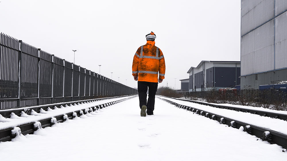 647888ca92d03e3fca3f244c railwayworker