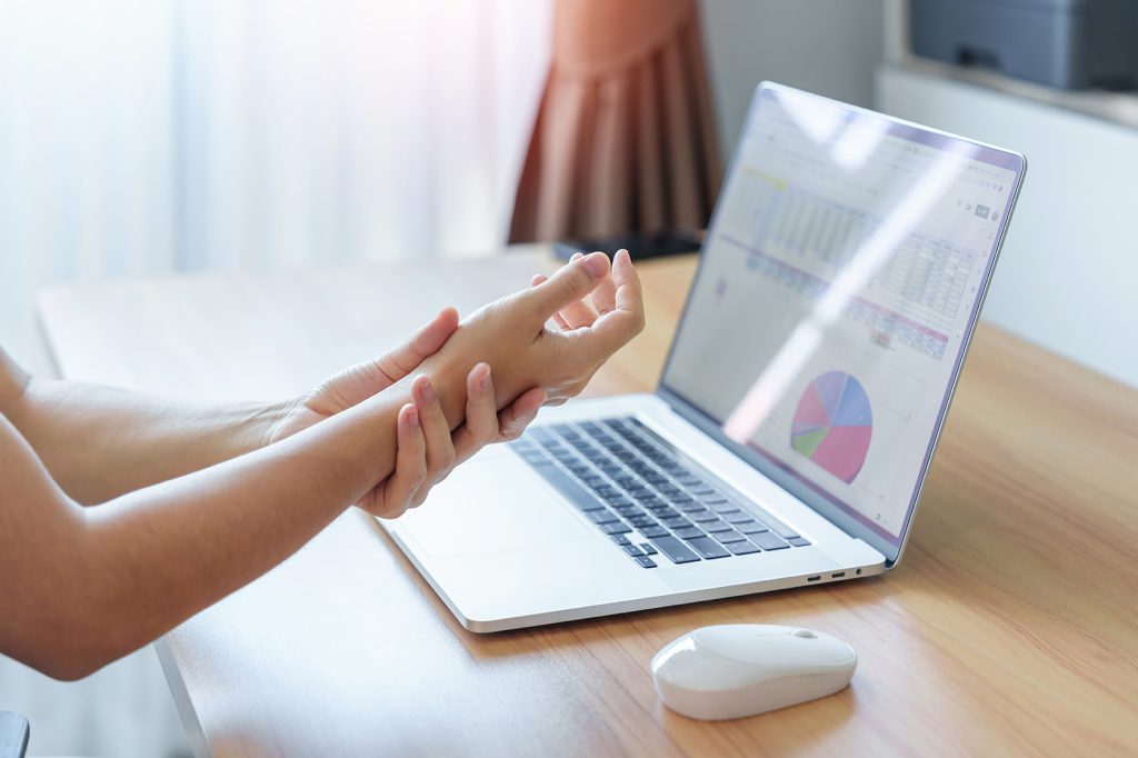 647888ca92d03e3fca3f245c woman having wrist pain when using mouse 2023 03 15 21 06 11 utc